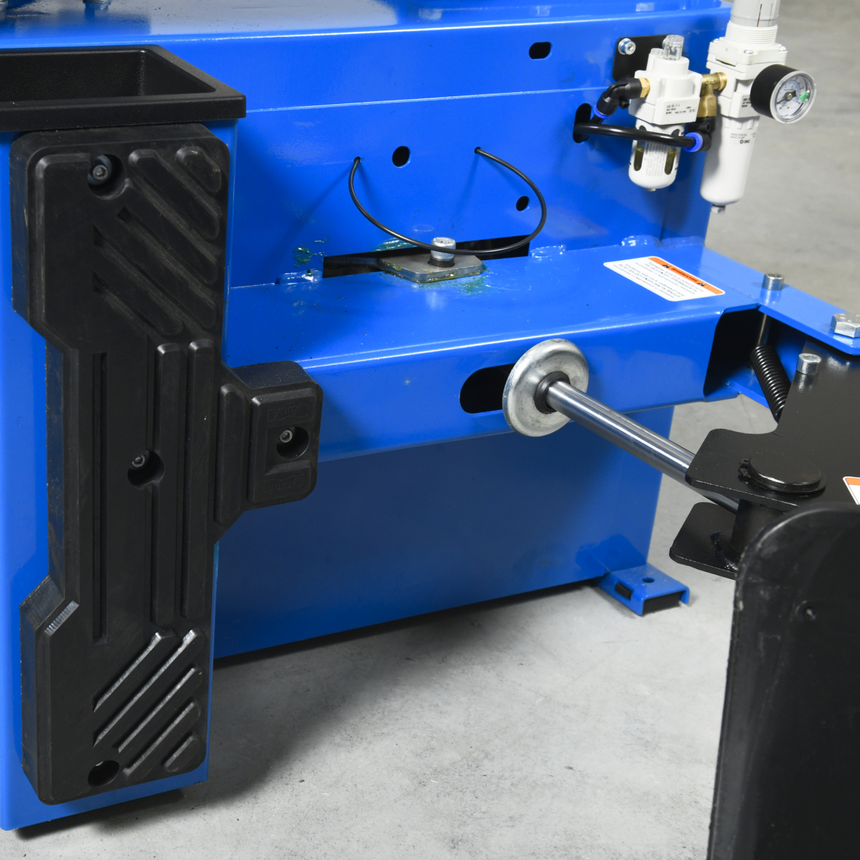 Эргономичная лопатка и надежный рычаг отрыва борта