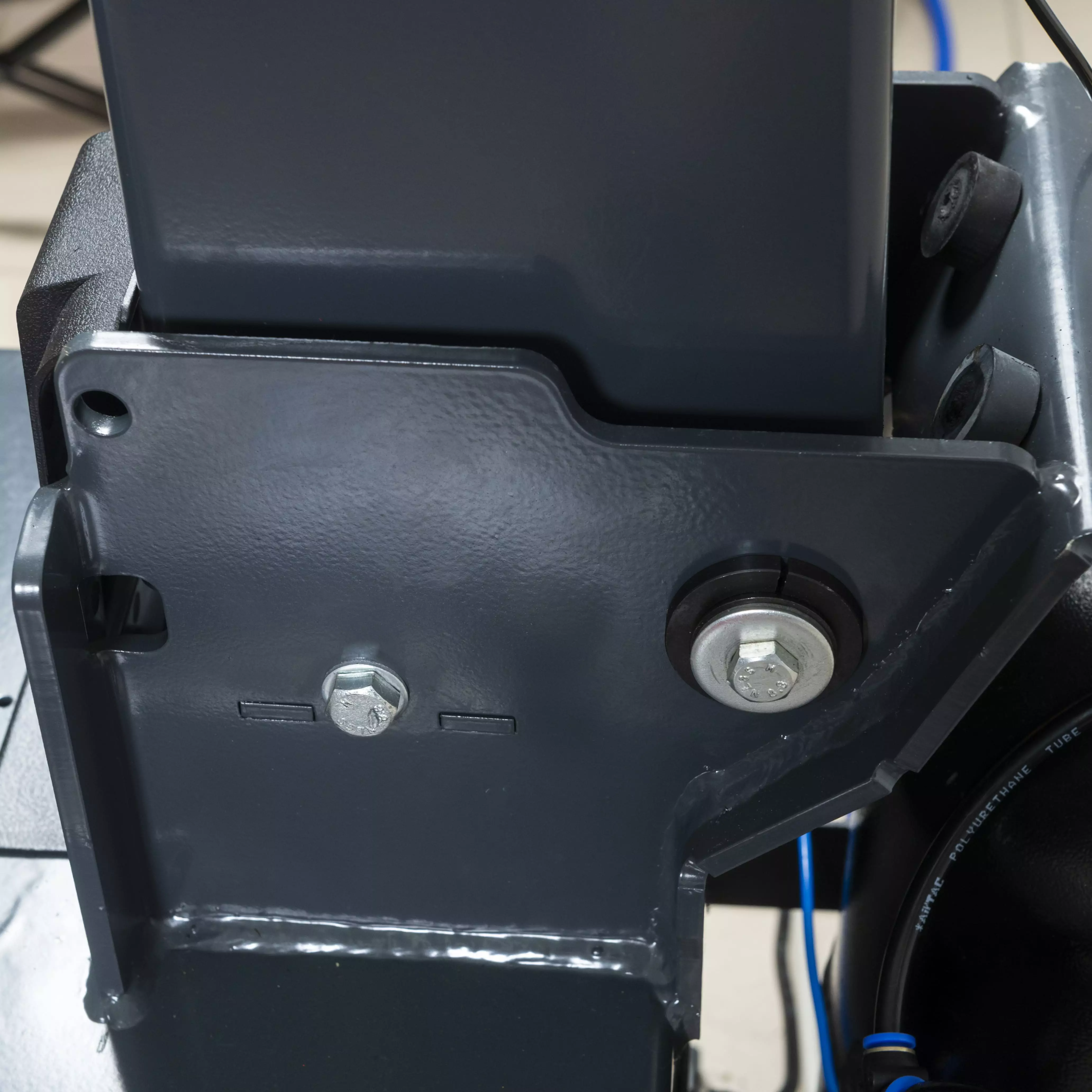 Специальные демпферы на колонне 