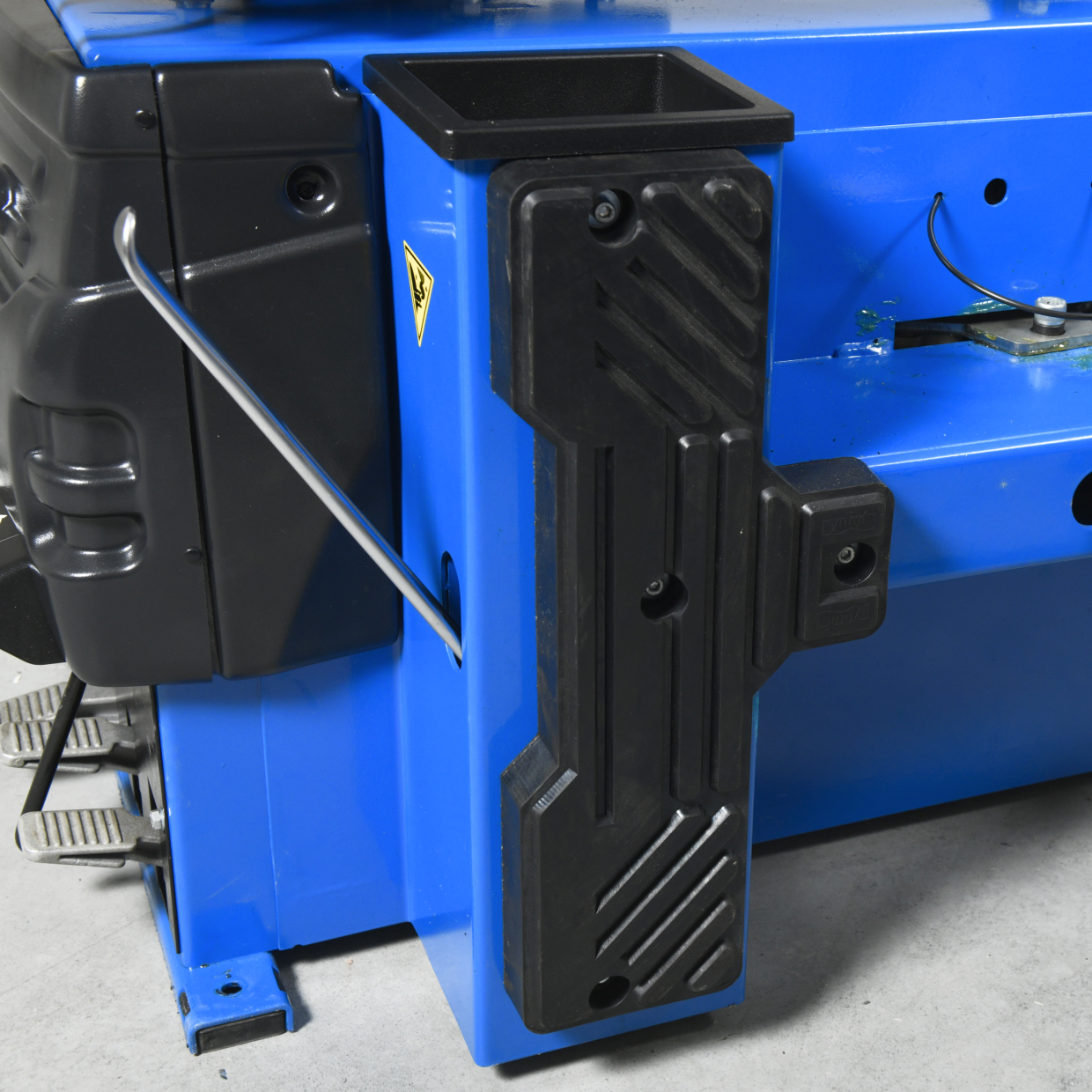 Эргономичная лопатка и надежный рычаг отрыва борта