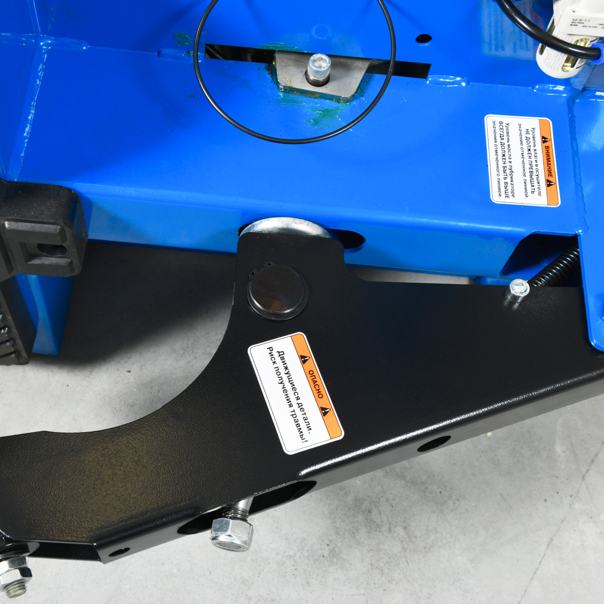 Эргономичная лопатка и надежный рычаг отрыва борта